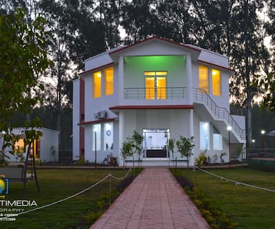 https://imgcld.yatra.com/ytimages/image/upload/t_hotel_yatra_city_desktop/v1432035075/Domestic Hotels/Hotels_Corbett/Corbett Holiday Forest Resort/Overview.jpg